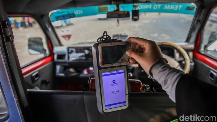 Mikrotrans Rencana Ditarif Rp2.000, Tuai Kontroversi Sejumlah penduduk memanfaatkan jasa Mikrotrans JakLingko di Terminal Bus Tanjung Priok, Jakarta Utara, Selasa (7/7/2026). Moda transportasi pengumpan ini tetap menjadi jagoan masyarakat untuk mobilitas sehari-hari.