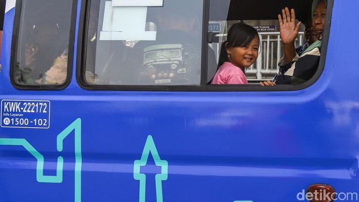 Mikrotrans Rencana Ditarif Rp2.000, Tuai Kontroversi Sejumlah penduduk memanfaatkan jasa Mikrotrans JakLingko di Terminal Bus Tanjung Priok, Jakarta Utara, Selasa (7/7/2026). Moda transportasi pengumpan ini tetap menjadi jagoan masyarakat untuk mobilitas sehari-hari.