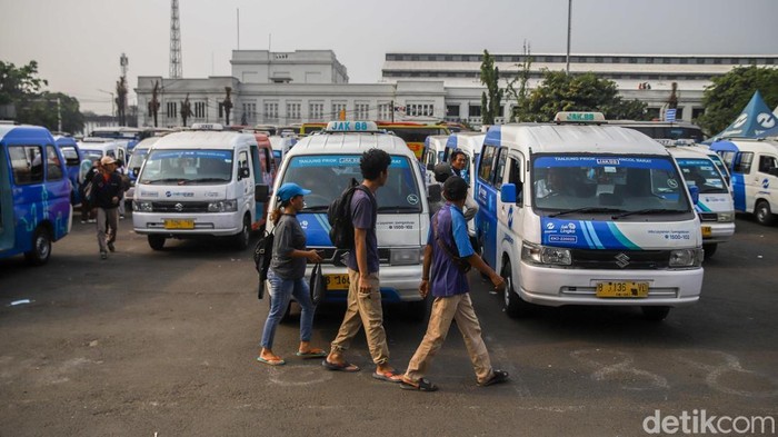 Sejumlah warga memanfaatkan layanan Mikrotrans JakLingko di Terminal Bus Tanjung Priok, Jakarta Utara, Selasa (7/7/2026). Moda transportasi pengumpan ini masih menjadi andalan masyarakat untuk mobilitas sehari-hari.