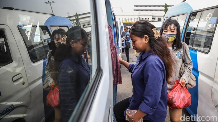 Mikrotrans Rencana Ditarif Rp2.000, Tuai Kontroversi Sejumlah penduduk memanfaatkan jasa Mikrotrans JakLingko di Terminal Bus Tanjung Priok, Jakarta Utara, Selasa (7/7/2026). Moda transportasi pengumpan ini tetap menjadi jagoan masyarakat untuk mobilitas sehari-hari.