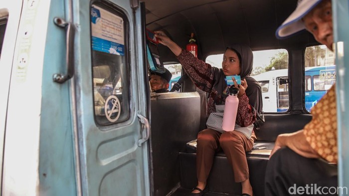 Mikrotrans Rencana Ditarif Rp2.000, Tuai Kontroversi Sejumlah penduduk memanfaatkan jasa Mikrotrans JakLingko di Terminal Bus Tanjung Priok, Jakarta Utara, Selasa (7/7/2026). Moda transportasi pengumpan ini tetap menjadi jagoan masyarakat untuk mobilitas sehari-hari.