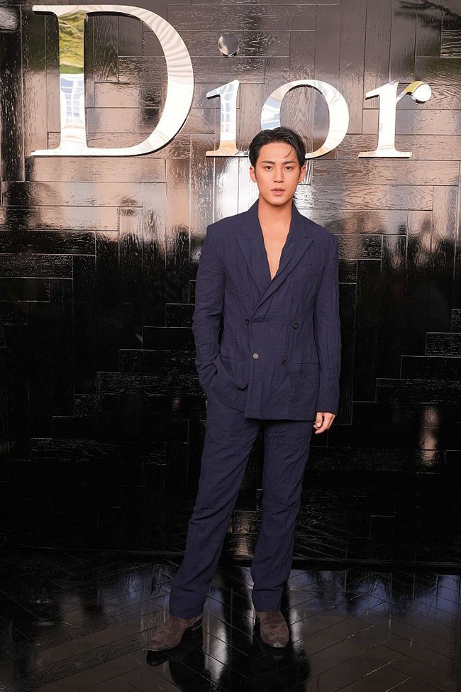 Selama acara berlangsung, Mingyu SEVENTEEN tampak bertukar sapa dengan Priyanka Chopra yang hadir bersama suaminya Nick Jonas. Fans ramai menyorot interaksi kedua bintang asal Korea dan India. Foto: Getty Images for Christian Dior/Arnold Jerocki