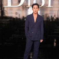 Selama acara berlangsung, Mingyu SEVENTEEN tampak bertukar sapa dengan Priyanka Chopra yang hadir bersama suaminya Nick Jonas. Fans ramai menyorot interaksi kedua bintang asal Korea dan India. Foto: Getty Images for Christian Dior/Arnold Jerocki