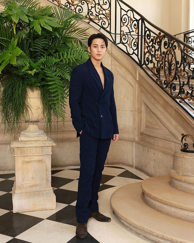 Setelan tersebut datang dari koleksi Dior Homme Spring/Summer 2027. Berpadu sempurna dengan model rambut comma hair. Foto: Getty Images for Christian Dior/Arnold Jerocki