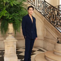 Setelan tersebut datang dari koleksi Dior Homme Spring/Summer 2027. Berpadu sempurna dengan model rambut comma hair. Foto: Getty Images for Christian Dior/Arnold Jerocki