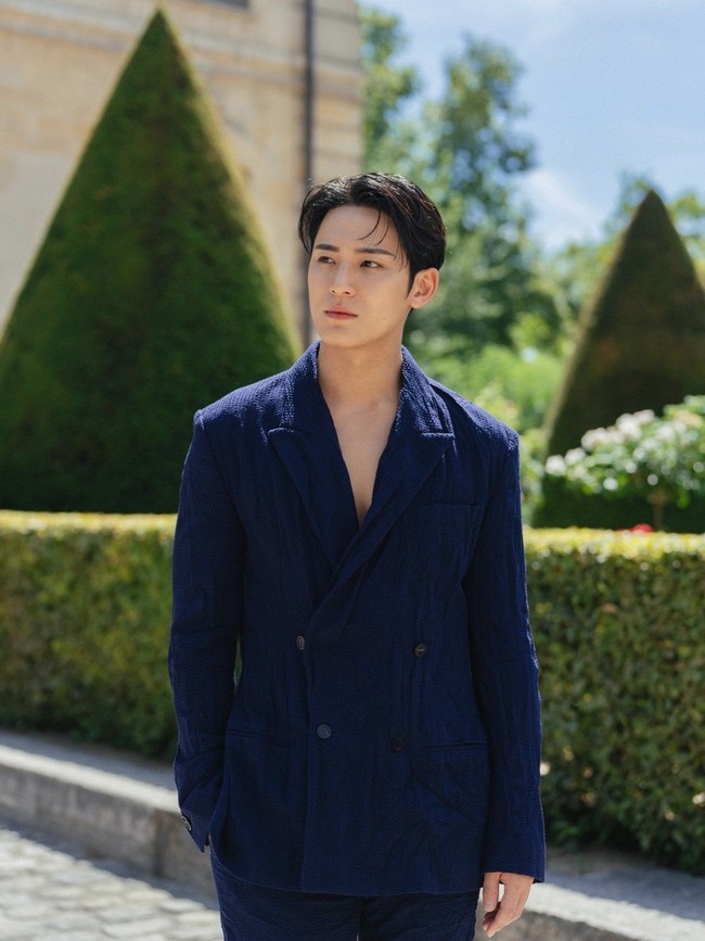 “Mahadahsyat Kim Mingyu,” seru sejumlah penggemar di X. Ia menjadi salah satu perwakilan Dior asal Korea Selatan yang hadir di Paris selain aktris cantik Han So Hee. Foto: Instagram