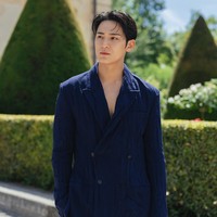 “Mahadahsyat Kim Mingyu,” seru sejumlah penggemar di X. Ia menjadi salah satu perwakilan Dior asal Korea Selatan yang hadir di Paris selain aktris cantik Han So Hee. Foto: Instagram