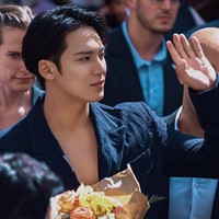 Sejumlah fansite dan penggemar datang untuk melihat pesona Mingyu SEVENTEEN dari dekat. Ia pulang membawa buket bunga, membuat CARAT semakin jatuh cinta. Foto: Instagram