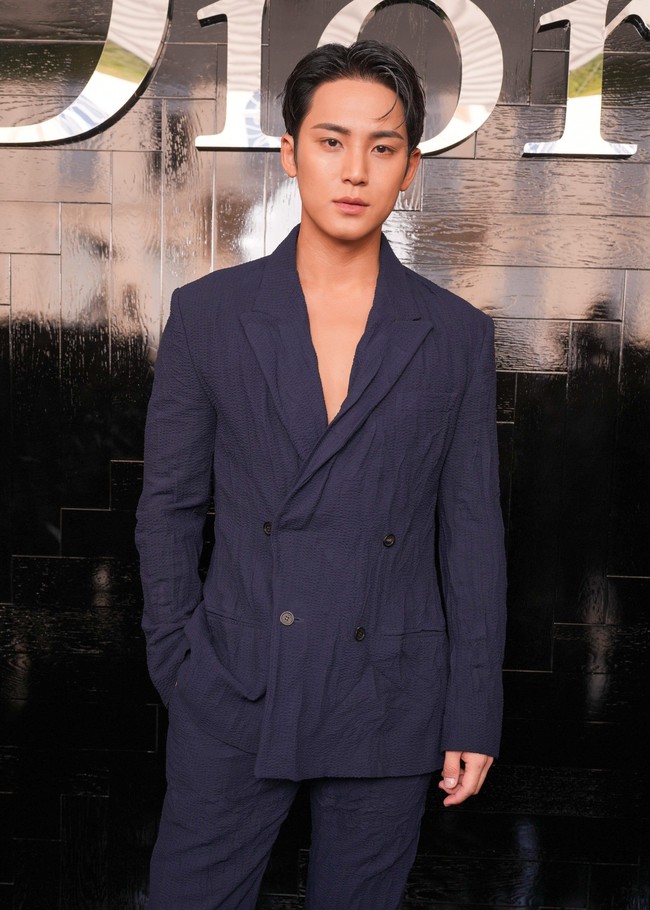 Mingyu SEVENTEEN kembali menyita atensi publik dengan pesonanya sebagai House Ambassador Dior. Tampil gagah memamerkan aura mewah bak bangsawan. Foto: Instagram