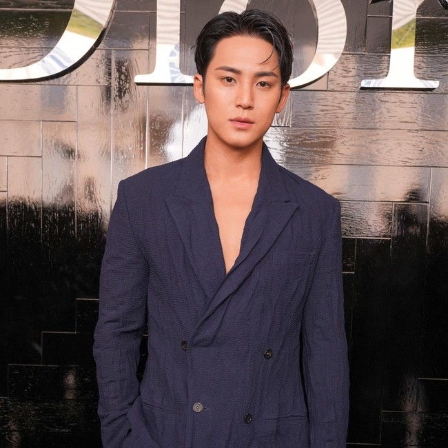 Pesona Mingyu SEVENTEEN Jadi Pangeran Dior, Auranya Bikin Mabuk Visual