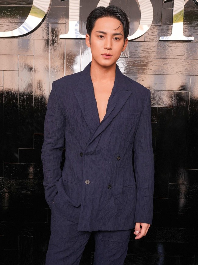 Pesona Mingyu SEVENTEEN Jadi Pangeran Dior, Auranya Bikin Mabuk Visual