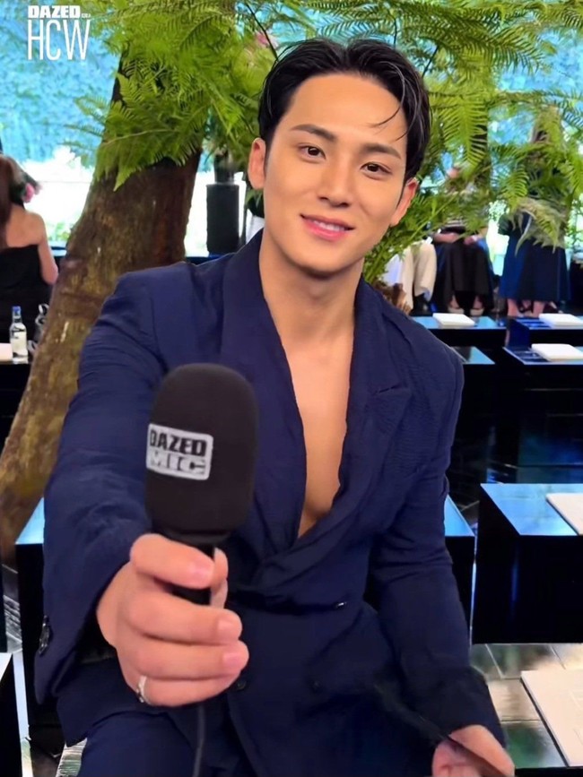 Kehadiran Mingyu di Dior Fall/Winter 2026 Haute Couture show sontak menjadi trending topic. Pelantun Super itu tampil dalam balutan setelan jas biru berkerah rendah, mengekspos bagian dada tanpa dalaman. Foto: Instagram