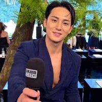 Kehadiran Mingyu di Dior Fall/Winter 2026 Haute Couture show sontak menjadi trending topic. Pelantun Super itu tampil dalam balutan setelan jas biru berkerah rendah, mengekspos bagian dada tanpa dalaman. Foto: Instagram
