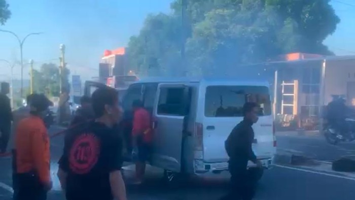 Mobil terbakar di Parepare.