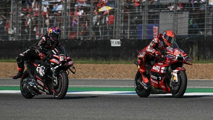 Aprilia Racings Spanish rider Jorge Martin (L) and Ducati Lenovo Teams Spanish rider Marc Marquez (R) compete during the MotoGP Thailand Grand Prix at the Buriram International Circuit in Buriram on March 1, 2026. (Photo by Lillian SUWANRUMPHA / AF
