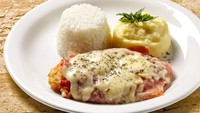 Bife à Parmegiana menghadirkan daging sapi tepung renyah dengan saus tomat dan lelehan keju. Hidangan Brasil ini terinspirasi dari kuliner klasik Italia. Foto: Taste Atlas