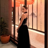 Olla tampil seksi kenakan dress hitam minimalis yang elegan. Bagian atas gaun memiliki model spaghetti straps dengan potongan fitted yang mengikuti bentuk tubuh. Foto: Instagram/@ollaramlan