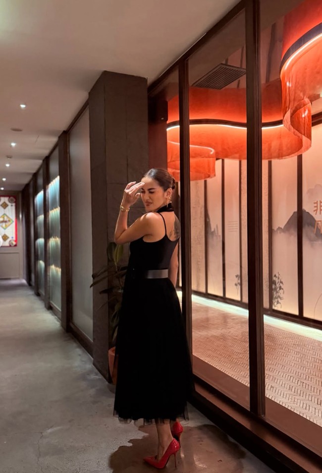 Bagian rok dibuat flowy dengan lapisan tulle transparan yang memberi efek ringan dan anggun saat dikenakan. Dress tersebut juga dilengkapi dengan belt hitam berukuran besar, menciptakan siluet tubuh yang lebih ramping sekaligus menjadi statement pada keseluruhan look. Foto: Instagram/@ollaramlan