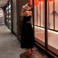 Bagian rok dibuat flowy dengan lapisan tulle transparan yang memberi efek ringan dan anggun saat dikenakan. Dress tersebut juga dilengkapi dengan belt hitam berukuran besar, menciptakan siluet tubuh yang lebih ramping sekaligus menjadi statement pada keseluruhan look. Foto: Instagram/@ollaramlan