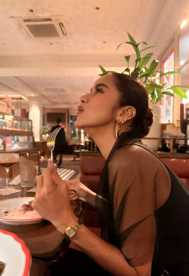 Dalam salah satu foto terlihat Olla mengenakan selenddang transparan berwarna hitam untuk menutupi bagian pundak hingga lengannya. Penampilannya juga terlihat makin elegan dengan aksesori seperti jam dan anting-anting yang dikenakannya. Foto: Instagram/@ollaramlan