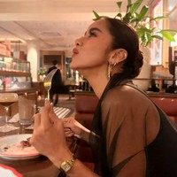 Dalam salah satu foto terlihat Olla mengenakan selenddang transparan berwarna hitam untuk menutupi bagian pundak hingga lengannya. Penampilannya juga terlihat makin elegan dengan aksesori seperti jam dan anting-anting yang dikenakannya. Foto: Instagram/@ollaramlan