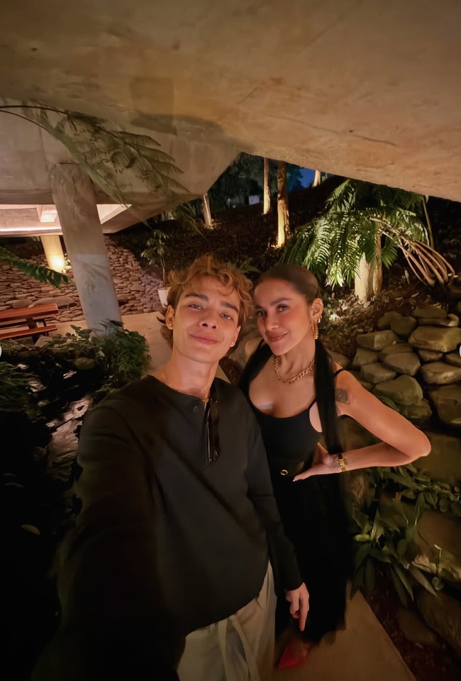 Serasi dengan Olla, Tristan Molina juga mengenakan busana bernuansa hitam. Ia tampil santai memadukan atasan lengan panjang hitam dengan celana warna hijau olive. Foto: Instagram/@ollaramlan
