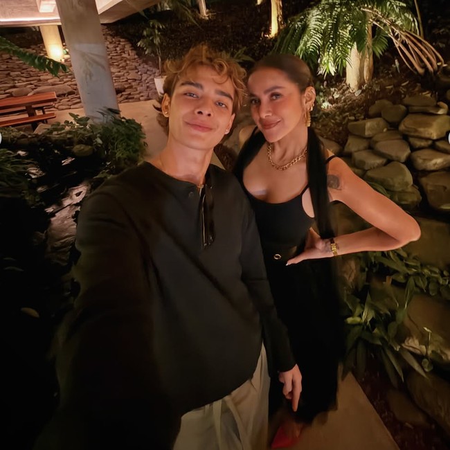 Gaya Seksi Olla Ramlan Pamer Tato Punggung saat Dinner Romantis Bareng Pacar