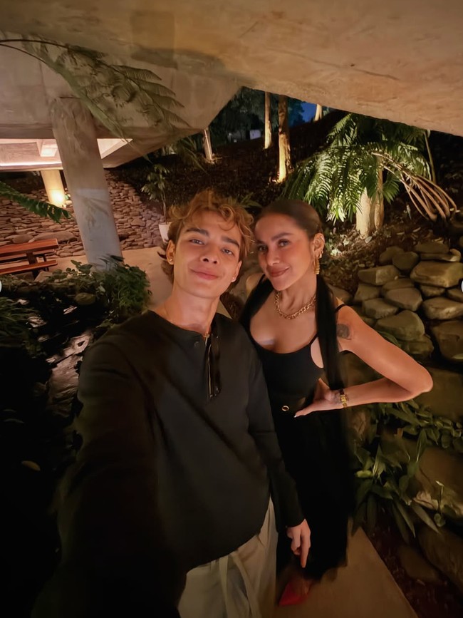 Gaya Seksi Olla Ramlan Pamer Tato Punggung saat Dinner Romantis Bareng Pacar
