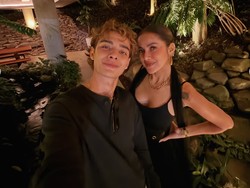 Gaya Seksi Olla Ramlan Pamer Tato Punggung saat Dinner Romantis Bareng Pacar