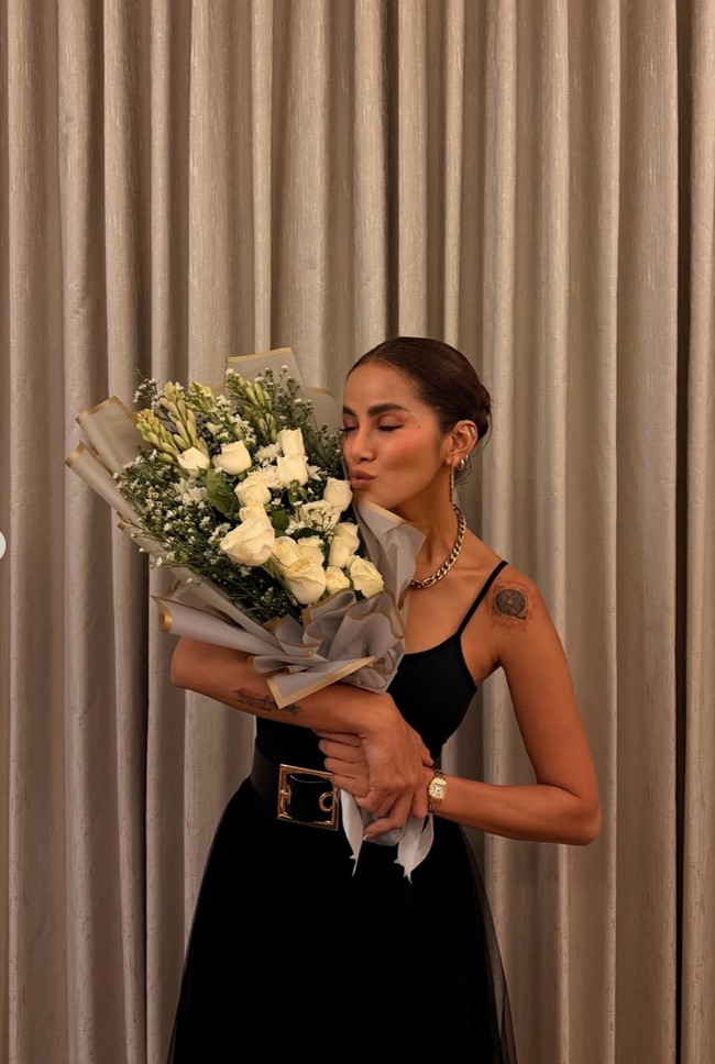 Dinner Date! (finally, again) tulis Olla dalam keterangan unggahannya. Salah satu foto juga memperlihatkan Olla mencium bunga mawar putih dari bukeet yang dipegangnya. Tampaknya bunga tersebut merupakan pemberian sang kekasih, Tristan Molina. Foto: Instagram/@ollaramlan