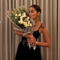 Dinner Date! (finally, again) tulis Olla dalam keterangan unggahannya. Salah satu foto juga memperlihatkan Olla mencium bunga mawar putih dari bukeet yang dipegangnya. Tampaknya bunga tersebut merupakan pemberian sang kekasih, Tristan Molina. Foto: Instagram/@ollaramlan