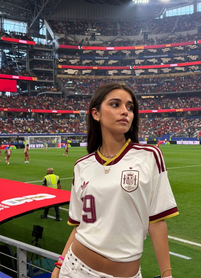 Dalam bebagai kesempatan Ines memadukan jersey dengan celana jeans. Tak jarang baju tersebut dibuat crop top yang mengekspos bagian perutnya. Foto: Dok. Instagram Ines Garcia