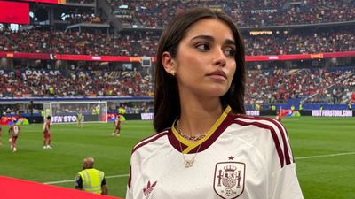 Adu Gaya WAGs Spanyol: Pacar Yamal & Llorente Kompak Pakai Jersey Crop Top!