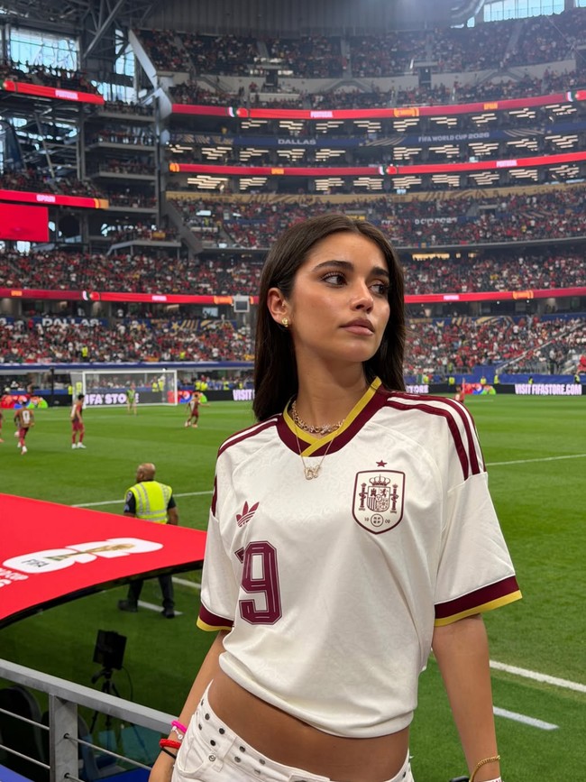 Adu Gaya WAGs Spanyol: Pacar Yamal & Llorente Kompak Pakai Jersey Crop Top!