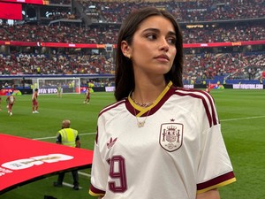 Adu Gaya WAGs Spanyol: Pacar Yamal & Llorente Kompak Pakai Jersey Crop Top!