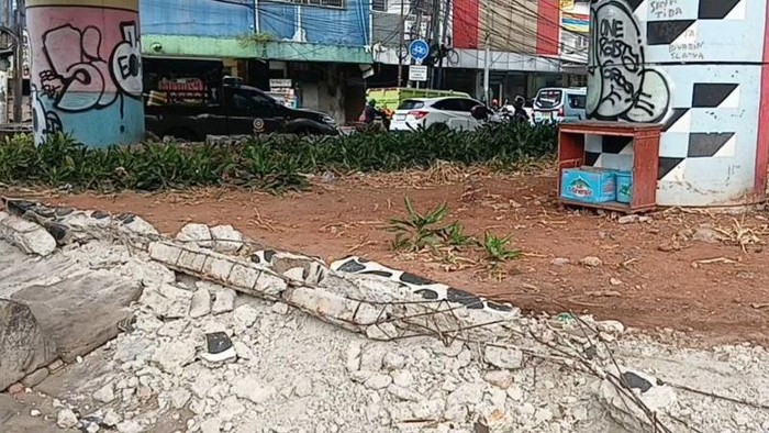 Polisi Tangkap 1 Rayap Besi Pencuri Pagar Taman Flyover Kampung Melayu