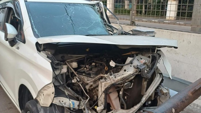 Penampakan body depan mobil yang menabrak truk di Tol Wiyoto Wiyono