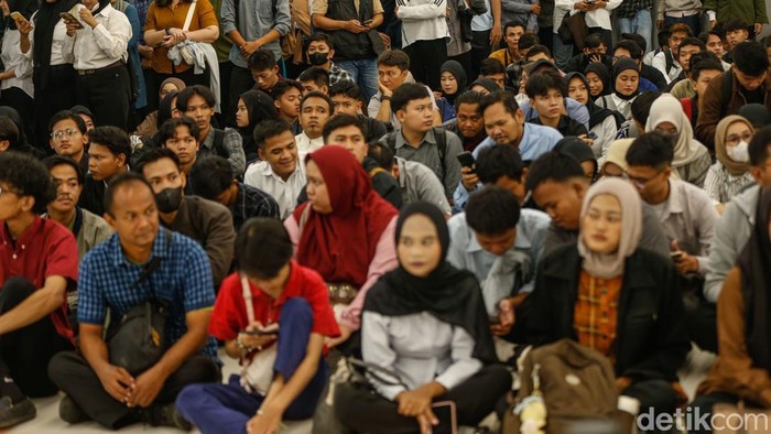 Ratusan pencari kerja memadati lokasi job fair di Mega Bekasi, Selasa (7/7/2026).