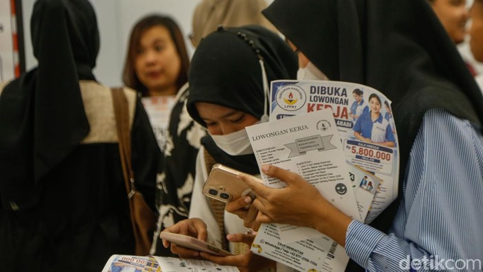 Pencari Kerja Serbu 5.000 Loker di Job Fair Bekasi Ratusan pencari kerja memadati letak job fair di Mega Bekasi, Selasa (7/7/2026).