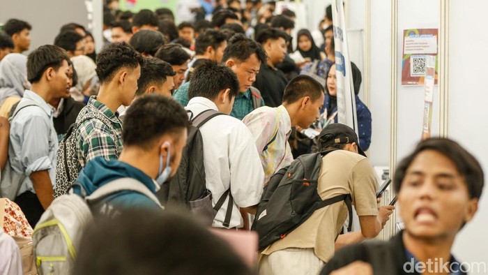 Pencari Kerja Serbu 5.000 Loker di Job Fair Bekasi Ratusan pencari kerja memadati letak job fair di Mega Bekasi, Selasa (7/7/2026).