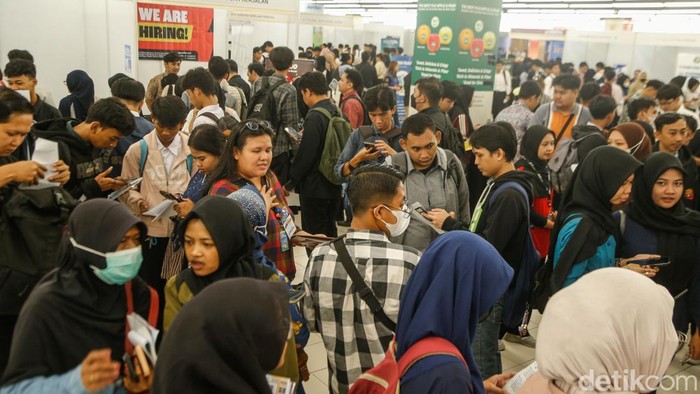 Pencari Kerja Serbu 5.000 Loker di Job Fair Bekasi Ratusan pencari kerja memadati letak job fair di Mega Bekasi, Selasa (7/7/2026).