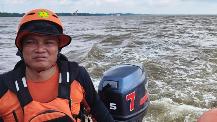 Pencarian korban kapal pompong yang tenggelam di Siak. (Istimewa)