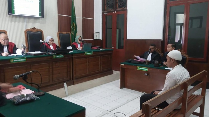 Terdakwa pencurian uang Rp 5 ribu saat sidang di Pengadilan Negeri Surabaya