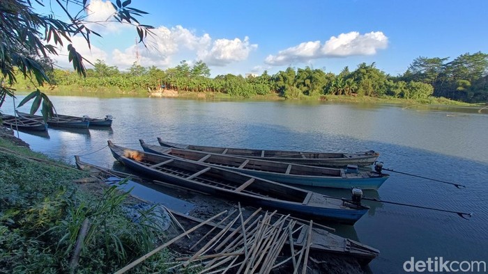 Kondisi perahu yang tadinya digunakan untuk mengangkut pemotor dan pejalan kaki selama Jembatan Serayu Banyumas diperbaiki, Selasa (7/7/2026).