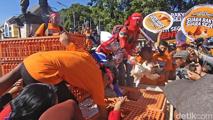 Peternak membagikan ayam, telur, dan jagung di Bundaran Gladak, Solo, Selasa (7/7/2026).
