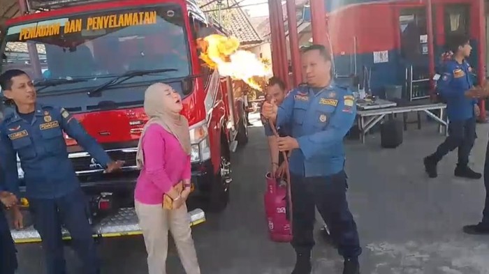 Petugas Disdamkarmat Sumedang saat menerima permintaan dari warga untuk diucapkan ulang tahun