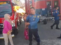 Momen Warga Rayakan Ultah Bareng Damkar, Tiup Lilin Diganti Semburan Api LPG