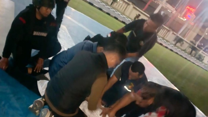 Petugas piket jaga Mako Polda Sumsel mengamankan pria yang membawa diduga bendera Tauhid