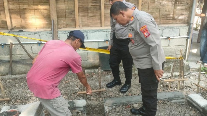 Petugas saat mendatangi lokasi penemuan granat nanas di Surobayan, Argomulyo, Sedayu, Bantul, Senin (6/7/2026).