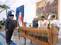 Momen PM India Modi Mainkan Angklung Oleh-oleh dari Prabowo